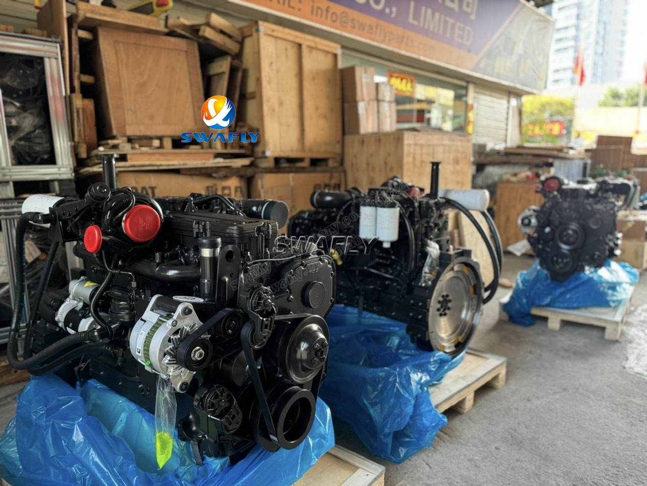 الشحن الناجح لثلاثة محركات Cummins SAA6D114E-3 لحفارات Komatsu PC300-8 وPC300-8MO